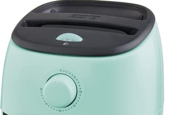 Manual Dash air fryer with a timer dial that can be used to stop the air fryer 