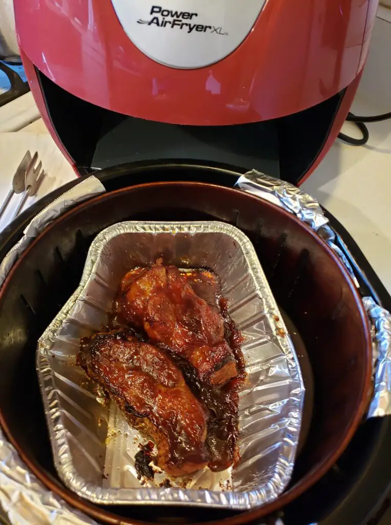 Using aluminum foil to reheat wings in an air fryer