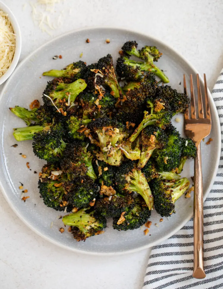 10 Minute Crispy Air Fryer Broccoli